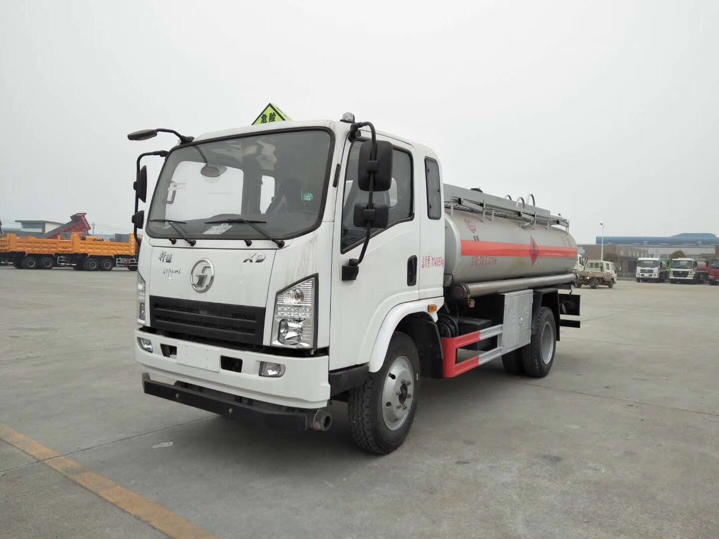 陜汽軒德7噸加油車(chē)圖片 陜汽軒德7噸加油車(chē)圖片