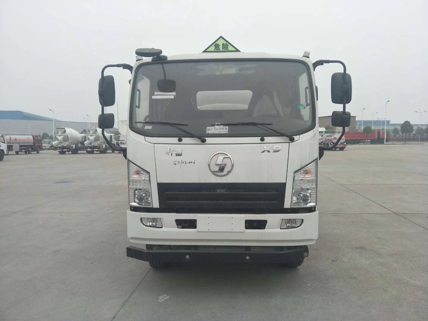 陜汽軒德7噸加油車(chē)圖片 陜汽軒德7噸加油車(chē)圖片
