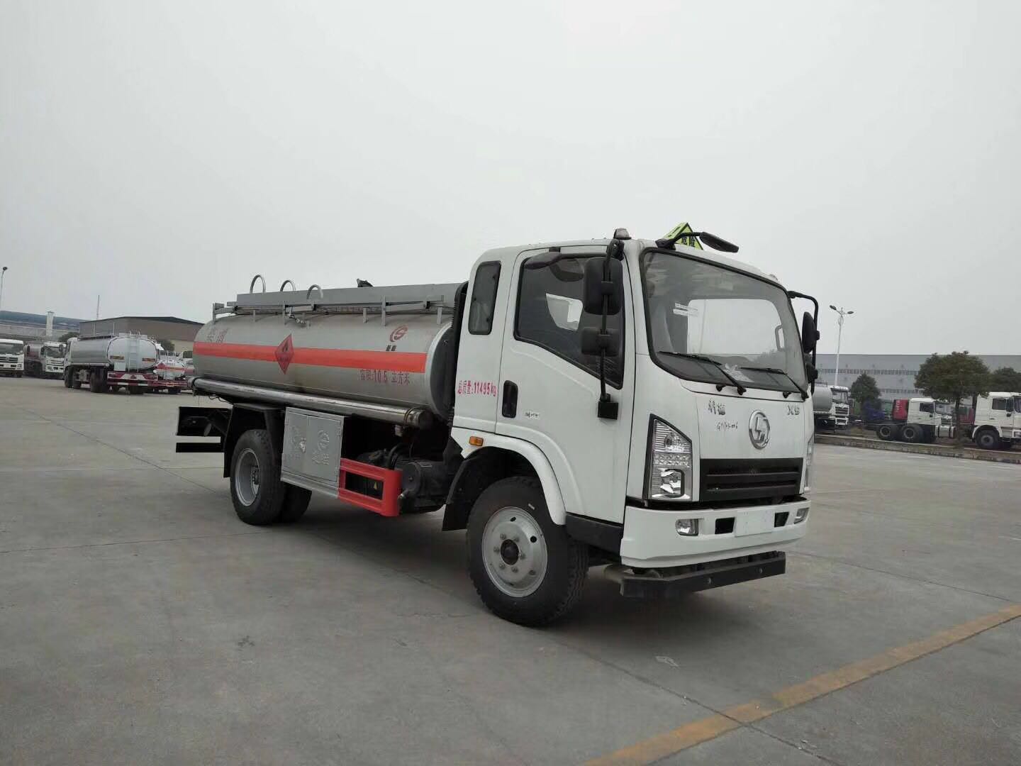 陜汽軒德7噸加油車(chē)圖片 陜汽軒德7噸加油車(chē)圖片