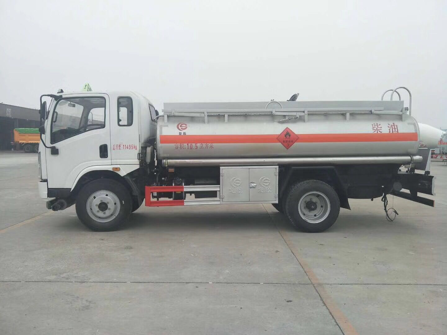 陜汽軒德7噸加油車(chē)圖片 陜汽軒德7噸加油車(chē)圖片