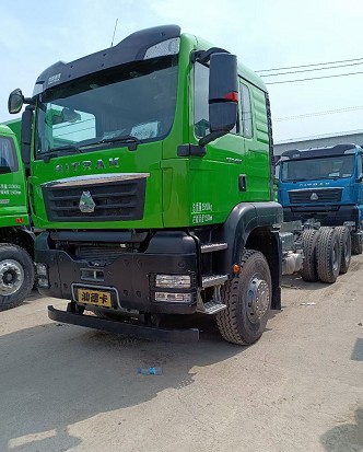 庫存重汽汕德卡后八輪渣土車 庫存重汽汕德卡后八輪渣土車