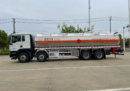 重汽汕德卡前四后八鋁合金油罐車(chē) 重汽汕德卡前四后八鋁合金油罐車(chē)